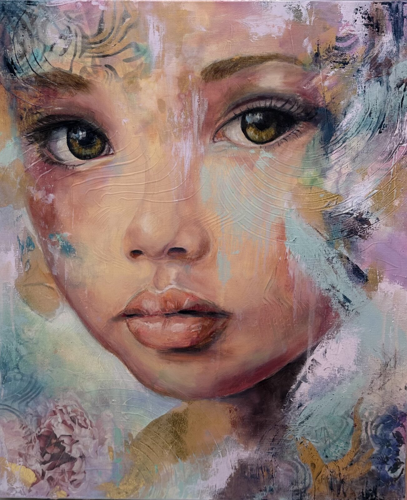 Regard Clair
Cette œuvre met en lumière la présence silencieuse d’un enfant, à travers un regard à la fois doux, frontal et profondément attentif. Il ne s’agit pas seulement d’un portrait, mais d’une rencontre : celle d’une sensibilité encore intacte, capable de percevoir le monde avec intensité, sans dureté ni cynisme.
À travers les matières, les transparences, les traces de couleur et la délicatesse du visage, Le Regard Clair évoque une beauté fragile mais essentielle. Une beauté qui ne cherche pas la perfection, mais qui porte une présence vivante, faite de nuances, de profondeur et d’humanité.
Cette peinture parle de ce que nous choisissons de préserver en nous : notre capacité à être touchés, à reconnaître l’harmonie, à rester ouverts à ce qui nous relie au vivant. Elle invite à ralentir, à regarder autrement, et à retrouver cette part sensible qui sait encore voir la beauté là où elle demeure.
 
Huile sur techniques mixtes sur toile 3D
60x50cm
 Oeuvre d'art originale uniqu