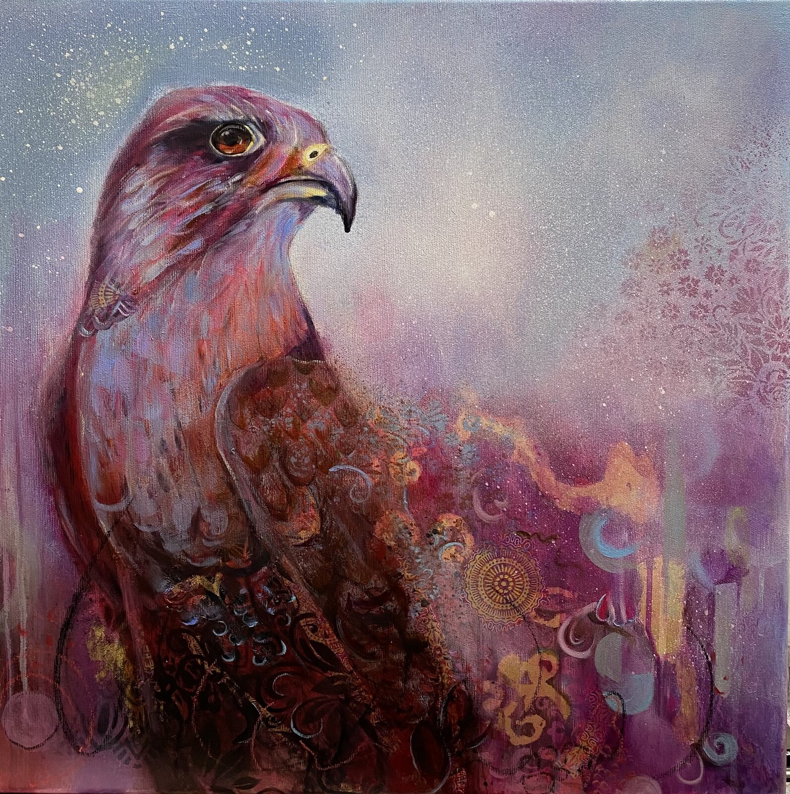 Le Gardien des Cieux
Éclatant de mille couleurs, le faucon s'élève,
Son plumage irisé capture la lumière du jour.
Sa détermination brille dans son œil d'or,
Sa force se déploie dans chaque battement d'aile.

Guide spirituel aux teintes flamboyantes,
Il nous enseigne l'art du lâcher-prise.
Dans sa danse aérienne, l'intuition pure,
Entre ciel et terre, liberté conquise.

Le faucon coloré nous rappelle que la sagesse
Naît quand force et abandon s'entrelacent,
Comme les nuances vibrantes de ses plumes
Qui s'harmonisent dans la perfection
 
Huile sur techniques mixtes sur toile galerie 50x50cm